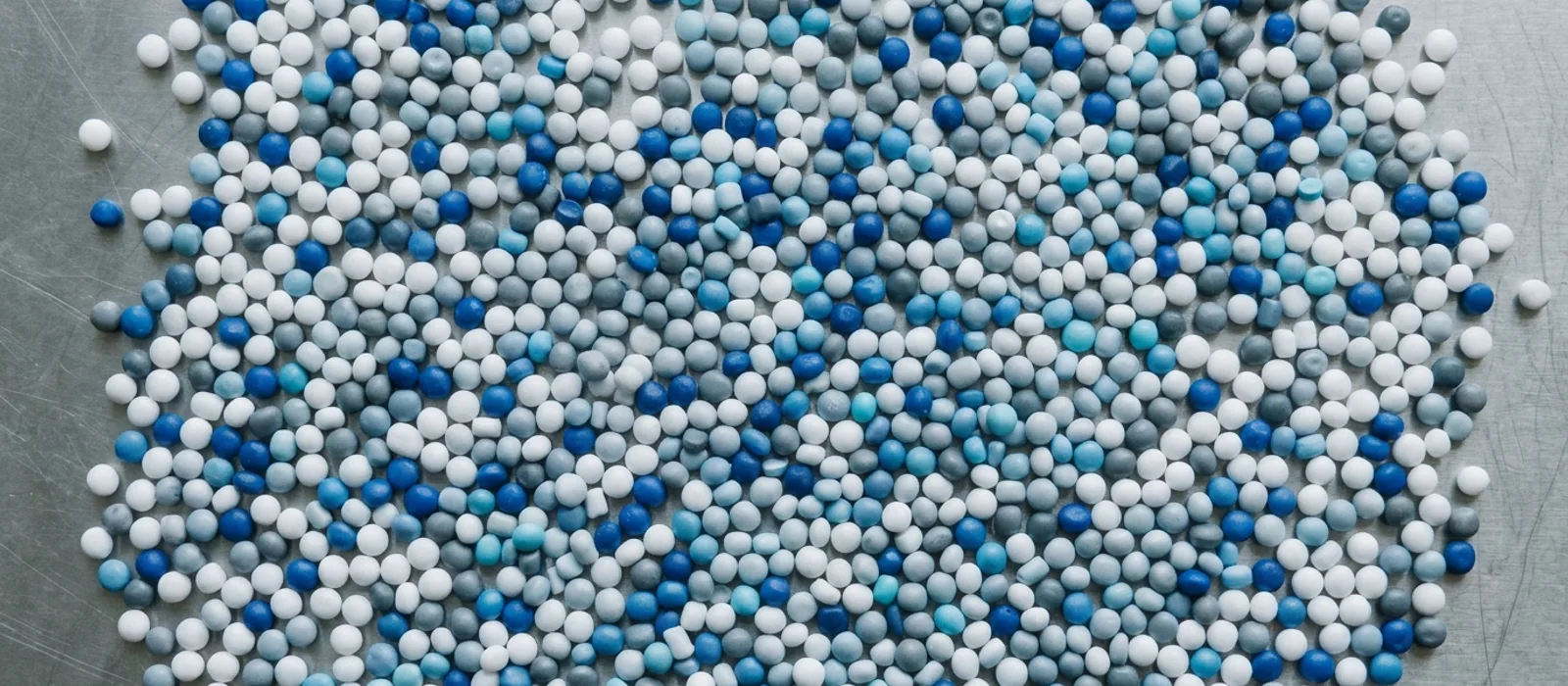 Mixed polymer pellets in different colors